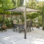Siena Garden Pergola Schattenmanufaktur, anthrazitfarbenes Aluminiumgestell mit Faltsonnensegel im Garten.