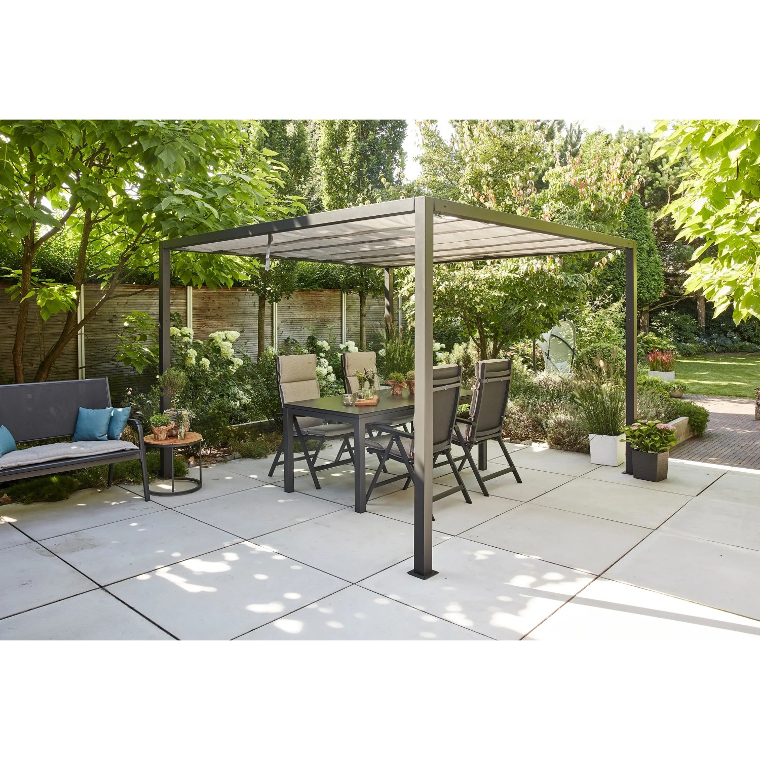 Siena Garden Pergola Schattenmanufaktur, anthrazitfarbenes Aluminiumgestell mit Faltsonnensegel im Garten.