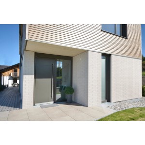 Hausfassade mit Elabrick Verblender Dover in Weiß. Naturgetreue Optik durch handgefertigte Riemchen.