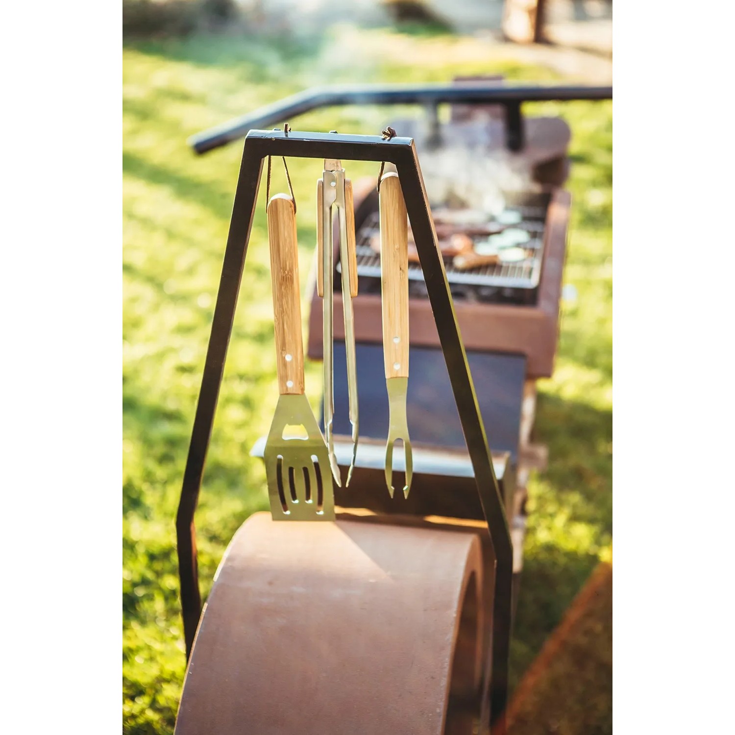 Ferrum Art Design Grillstelle Motorrad in Rostoptik mit Grillbesteck.