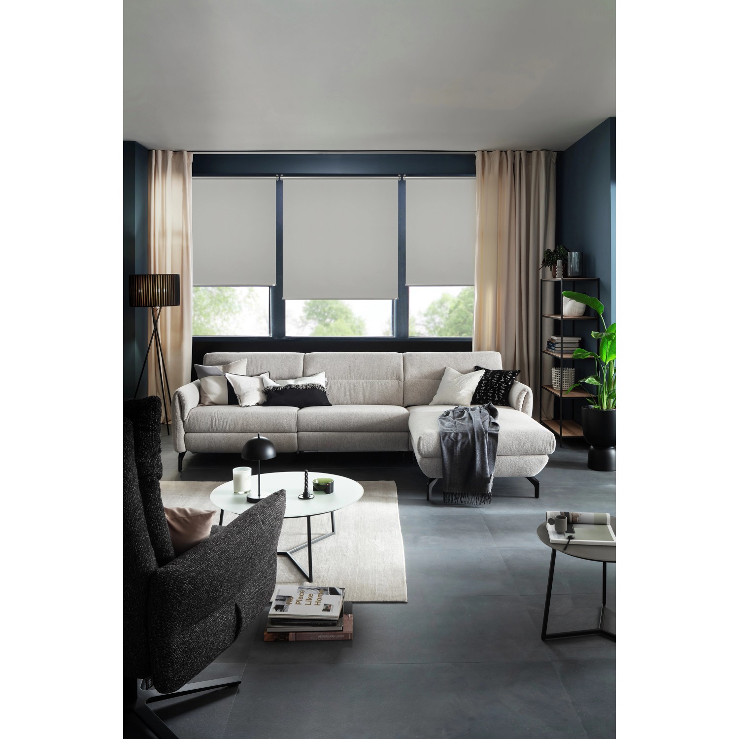 Schöner Wohnen Thermo-Rollo Martha, hellgrau, 90x150 cm, vor Fenster in Wohnzimmer.