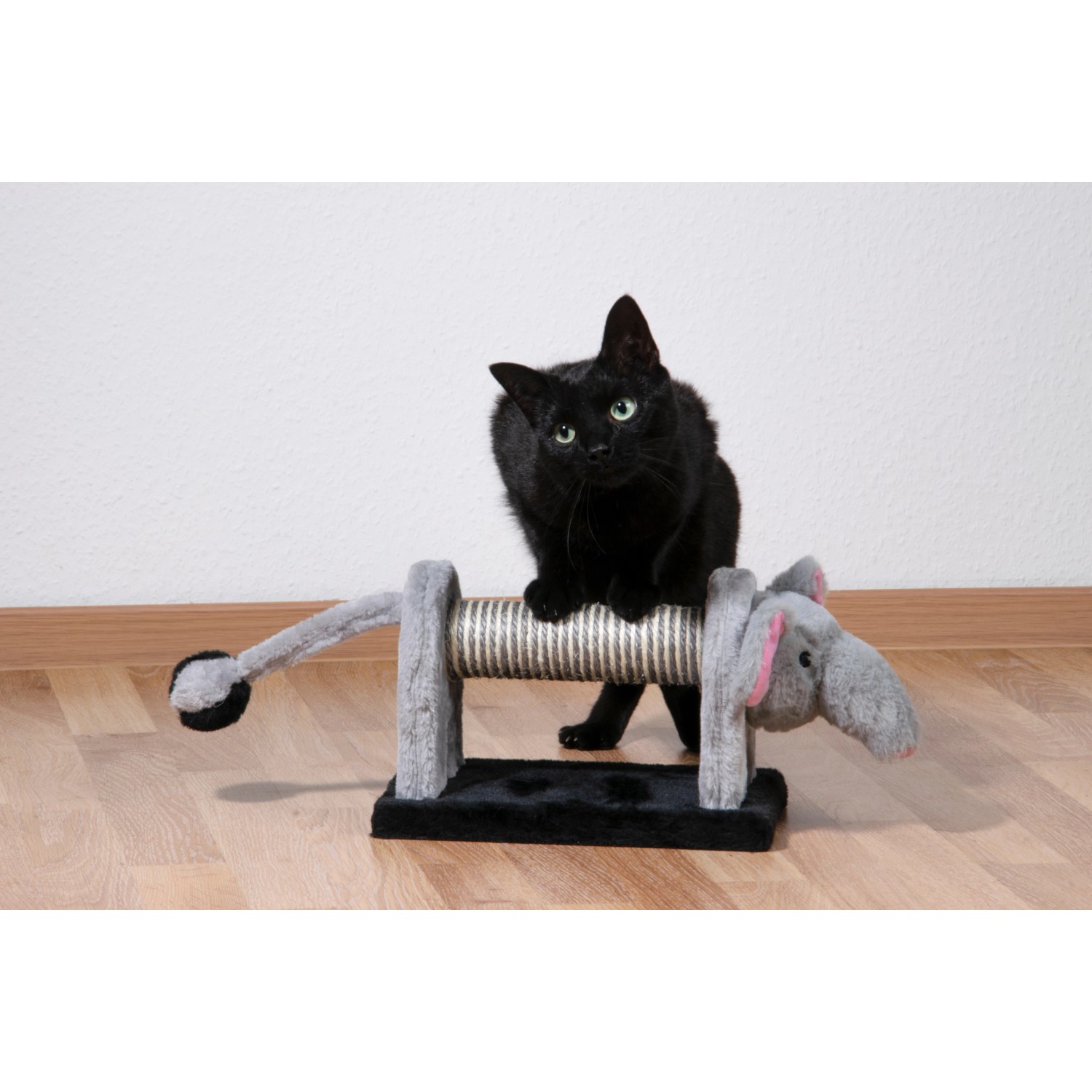 Schwarze Katze auf Dobar Kratzbaum-Set (3er) mit Zebra, Elefant und Löwe Design. Katzenbürsten zur Krallenpflege.