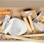 DIY Pflanzständer Set von CREATE! by OBI: Pflanztopf, Holzleisten, Schrauben, Schleifpapier und Anleitung in Box.