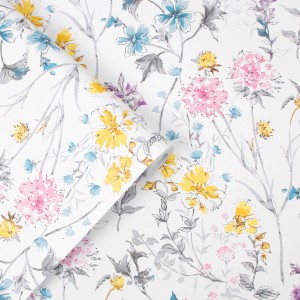 Laura Ashley Vliestapete Wild Meadow mit Aquarell-Blumen in Gelb, Rosa und Blau.