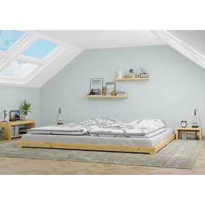 Klares Kiefer Futonbett 180x200 mit Rollrost im hellen Dachzimmer.