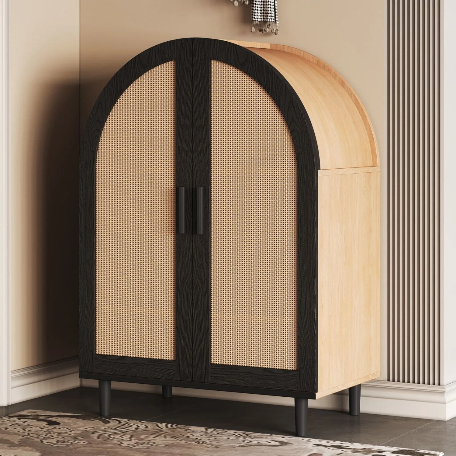 Schwarzes Schuhschrank Sideboard mit Rattantüren, Holz und Bogenform. Moderne Schuhkommode.