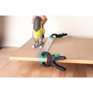 Wolfcraft Ratschenzwinge FZR 60 im Einsatz mit Stichsäge und Werkstück. Spannwerkzeug für präzises Arbeiten.