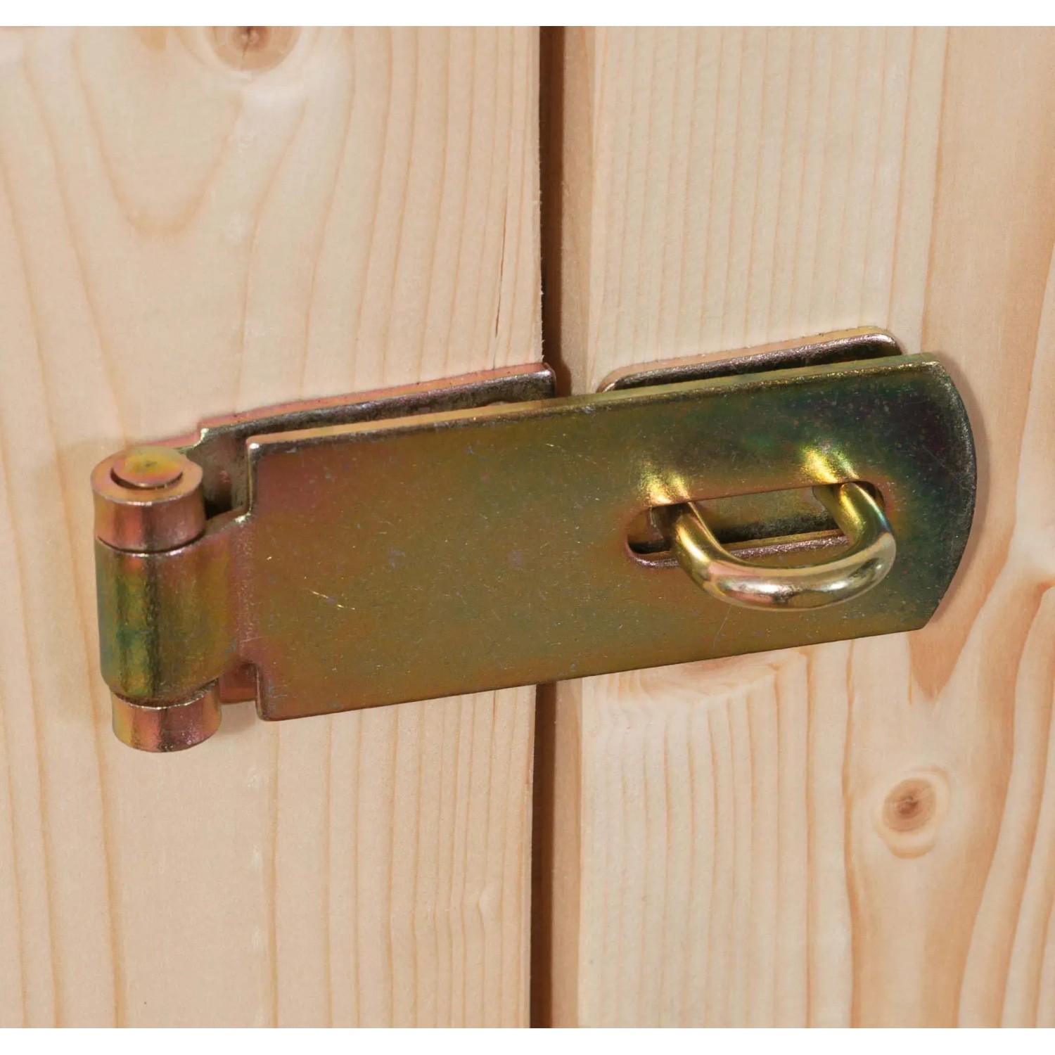 Detailaufnahme: Goldfarbener Überwurfriegel an der Holztür des Karibu Gartenhauses Sitten 3.