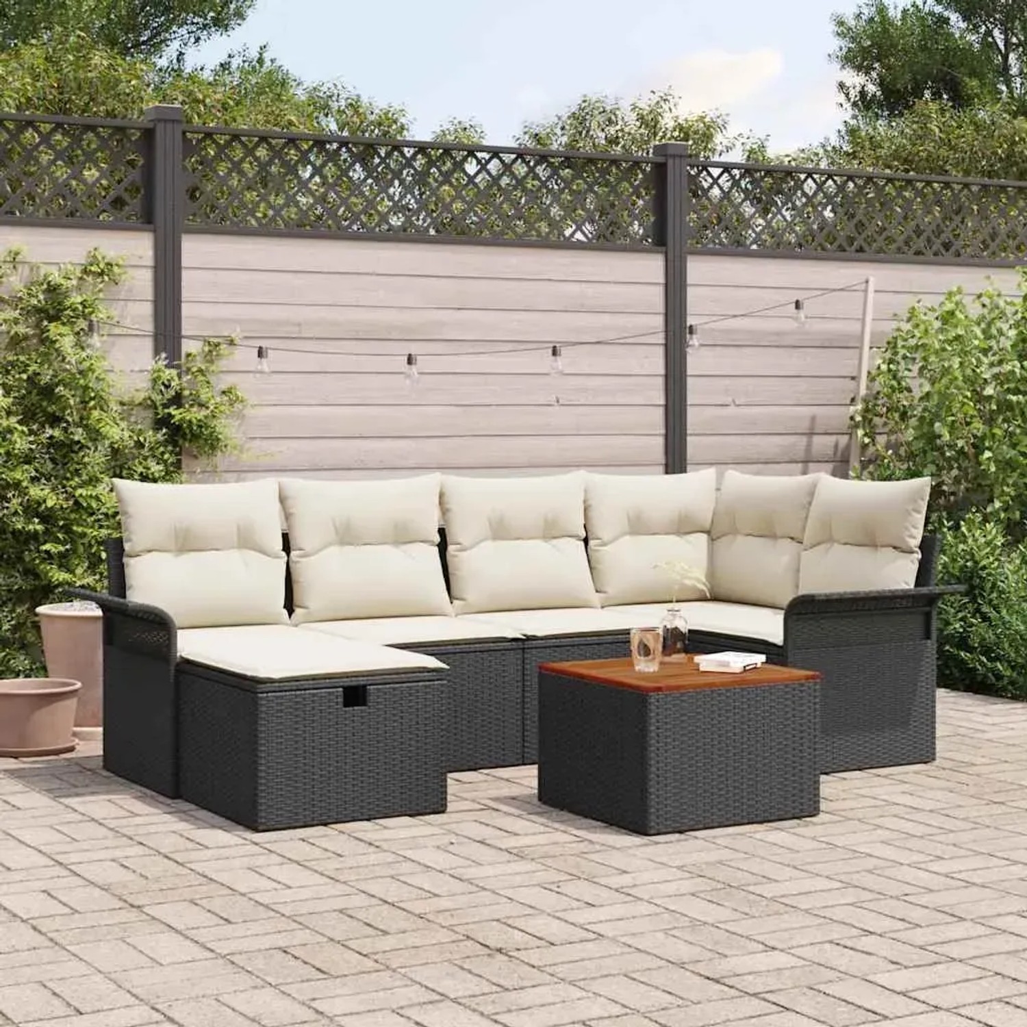 Schwarzes 7-teiliges vidaXL Garten-Sofa-Set aus Poly Rattan mit Kissen.