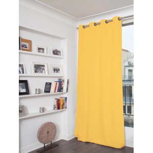 Gelber Moondream Verdunkelungsvorhang (260x145 cm) am Fenster. Blickdicht und dekorativ.
