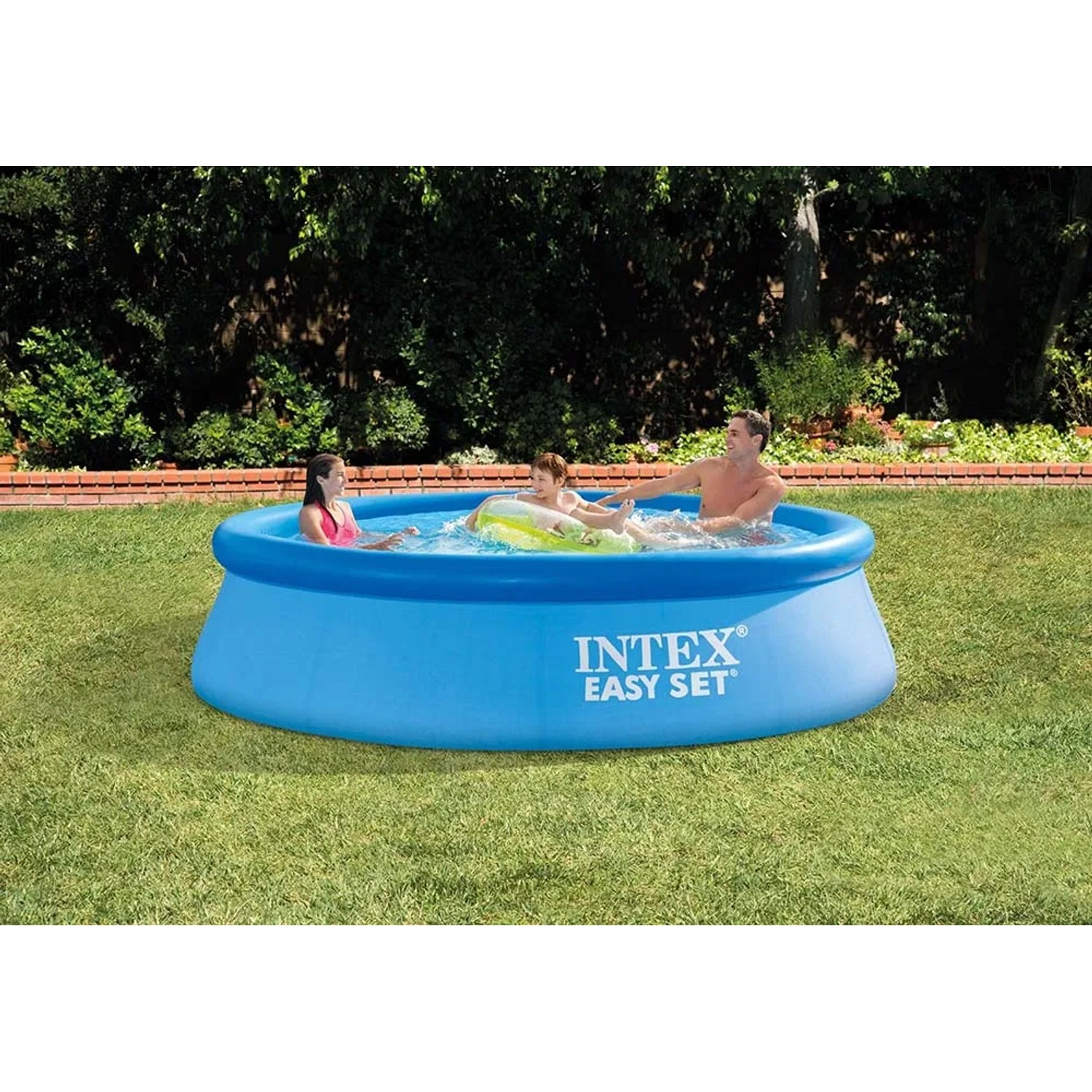 Blauer Intex Easy Set Pool (Ø 305 cm) mit Familie im Garten. Quick-Up Pool für Badespaß.