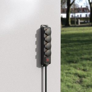 Schwarze Hama 4-fach Steckdosenleiste für Außenmontage (IP44) mit Schalter und 2 m Kabel.
