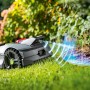 LUX-TOOLS Mähroboter Oryx 300 Vision auf Rasen mit Hinderniserkennung.