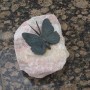 Deko-Figur: Schmetterling aus Bronze auf Rosariofindling (8 cm). Gartendekoration.