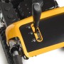 Detailaufnahme: Stiga Kehrmaschine SWS 600 G, gelbes Gehäuse, schwarzer Griff zur Winkelverstellung.