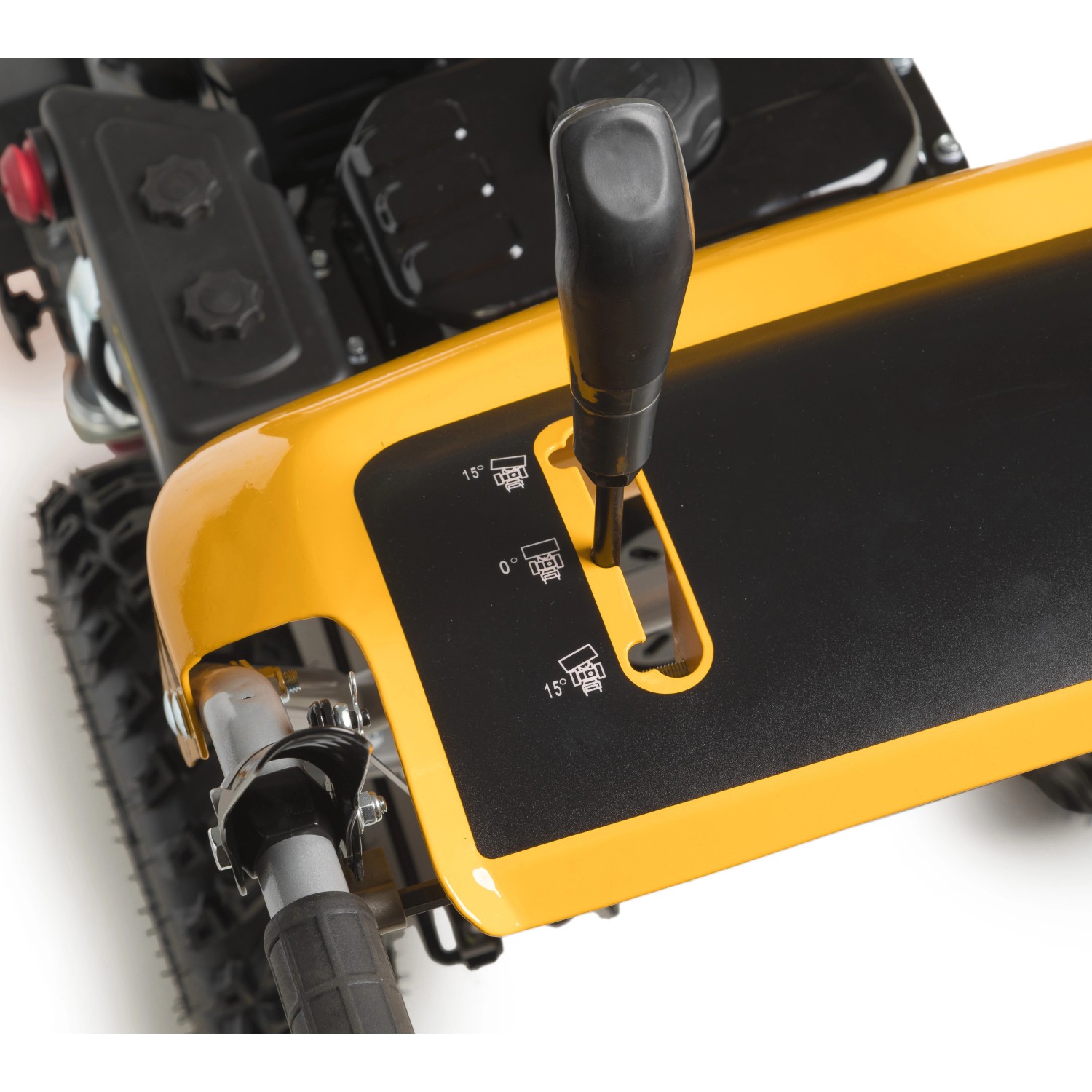 Detailaufnahme: Stiga Kehrmaschine SWS 600 G, gelbes Gehäuse, schwarzer Griff zur Winkelverstellung.