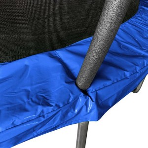 Detailaufnahme: Blaues Schutzpolster und Netz des Soulet Trampolins.