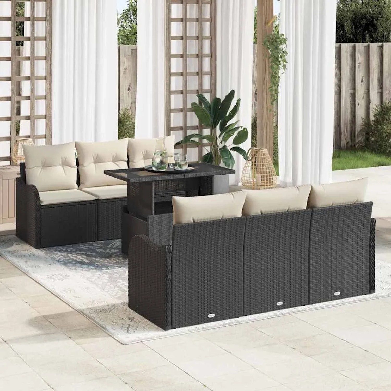 Schwarzes 7-teiliges Garten-Sofa-Set aus Poly Rattan mit Tisch und beigen Kissen.