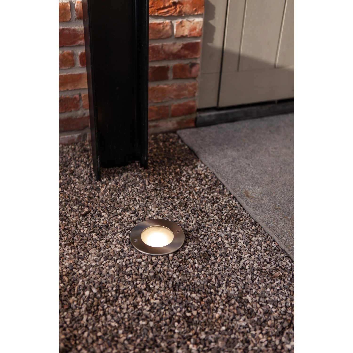Lutec LED-Bodeneinbaustrahler Strata im Außenbereich, warmweißes Licht.
