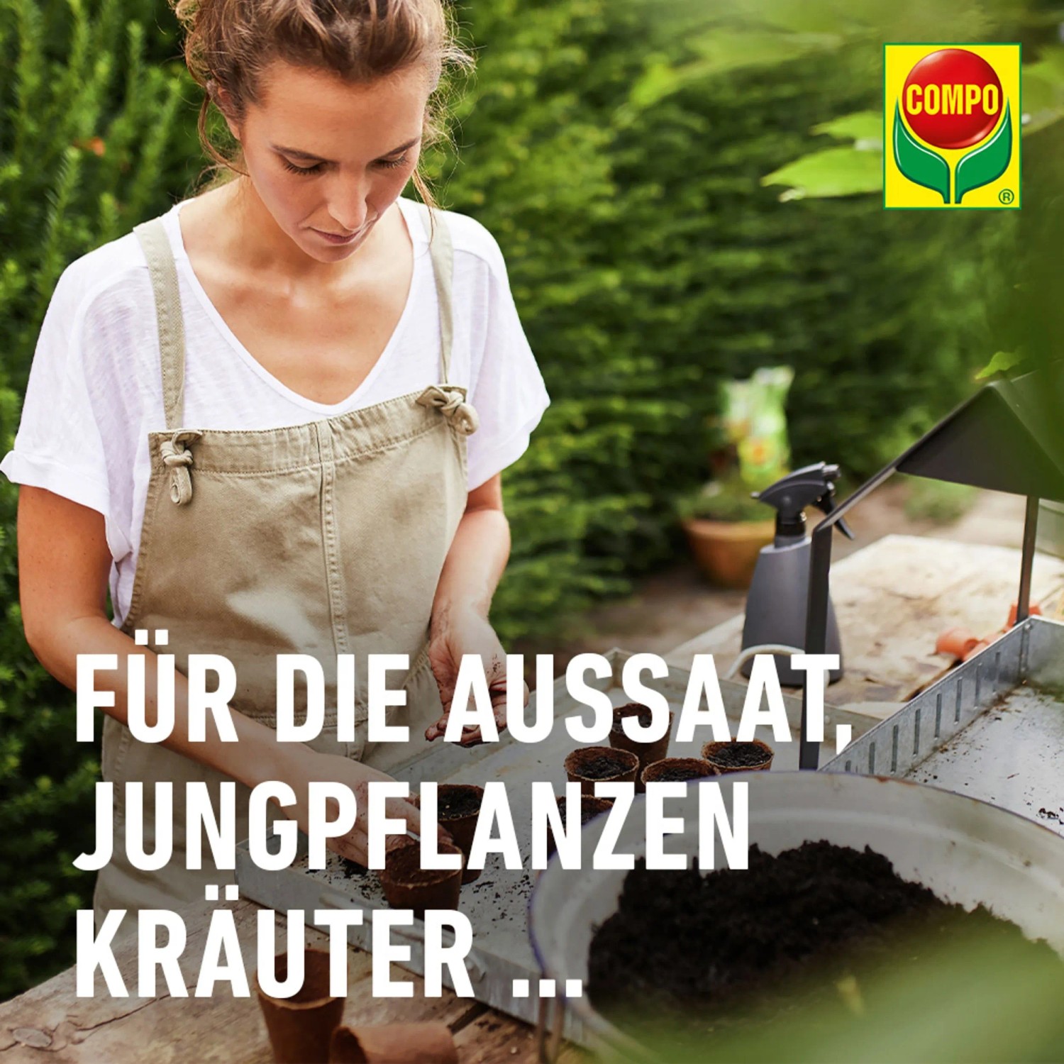 Frau bepflanzt Anzuchttöpfe mit Compo Bio Anzucht- und Kräutererde. Torffreie Anzuchterde.