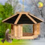 Dobar Vogelhaus Zwart aus hellem Kiefernholz mit schwarzem Bitumendach. Ein Spatz fliegt zum Futterhaus für Wildvögel.