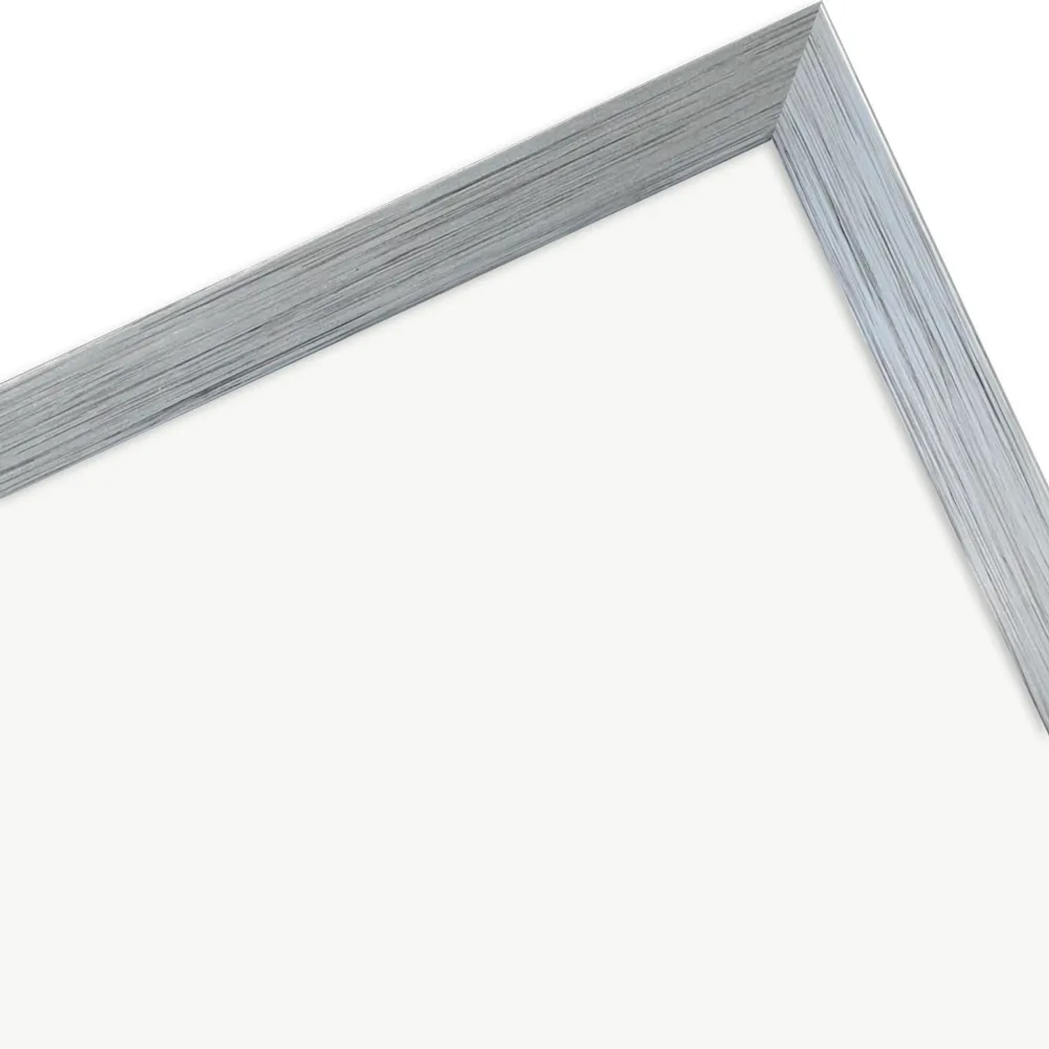 Detailansicht des silbernen WANDStyle Galerierahmens für 3 Fotos (15x20 cm).