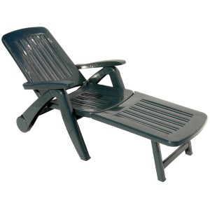 Grüne Gartenliege aus Kunststoff, klappbar und verstellbar für entspanntes Sonnenbaden.