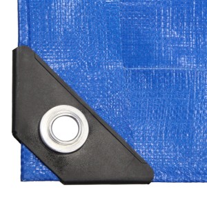 Blaue PE Abdeckplane mit verstärkter Ecke und robuster Alu-Öse. Detailansicht des wasserdichten Materials.
