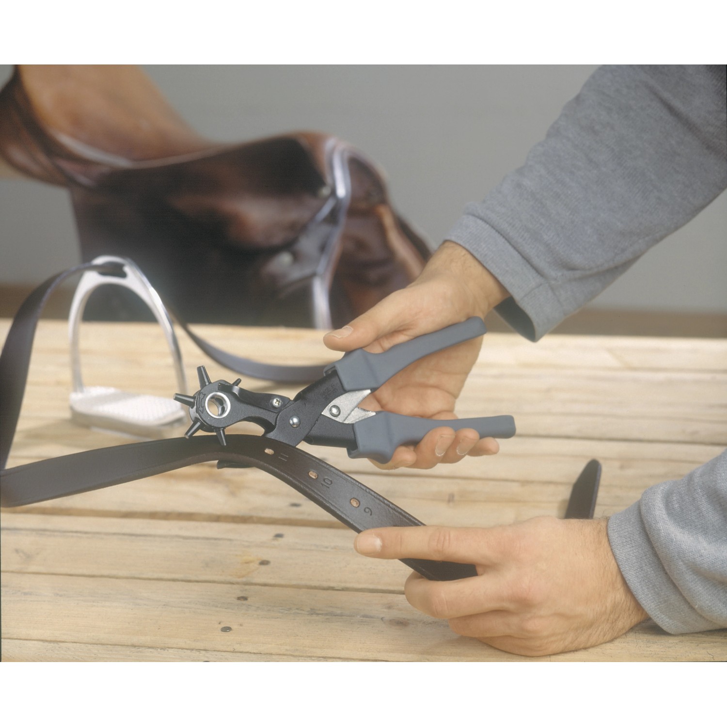 LUX Revolverlochzange 250 mm Professional beim Lochen eines Lederriemens.