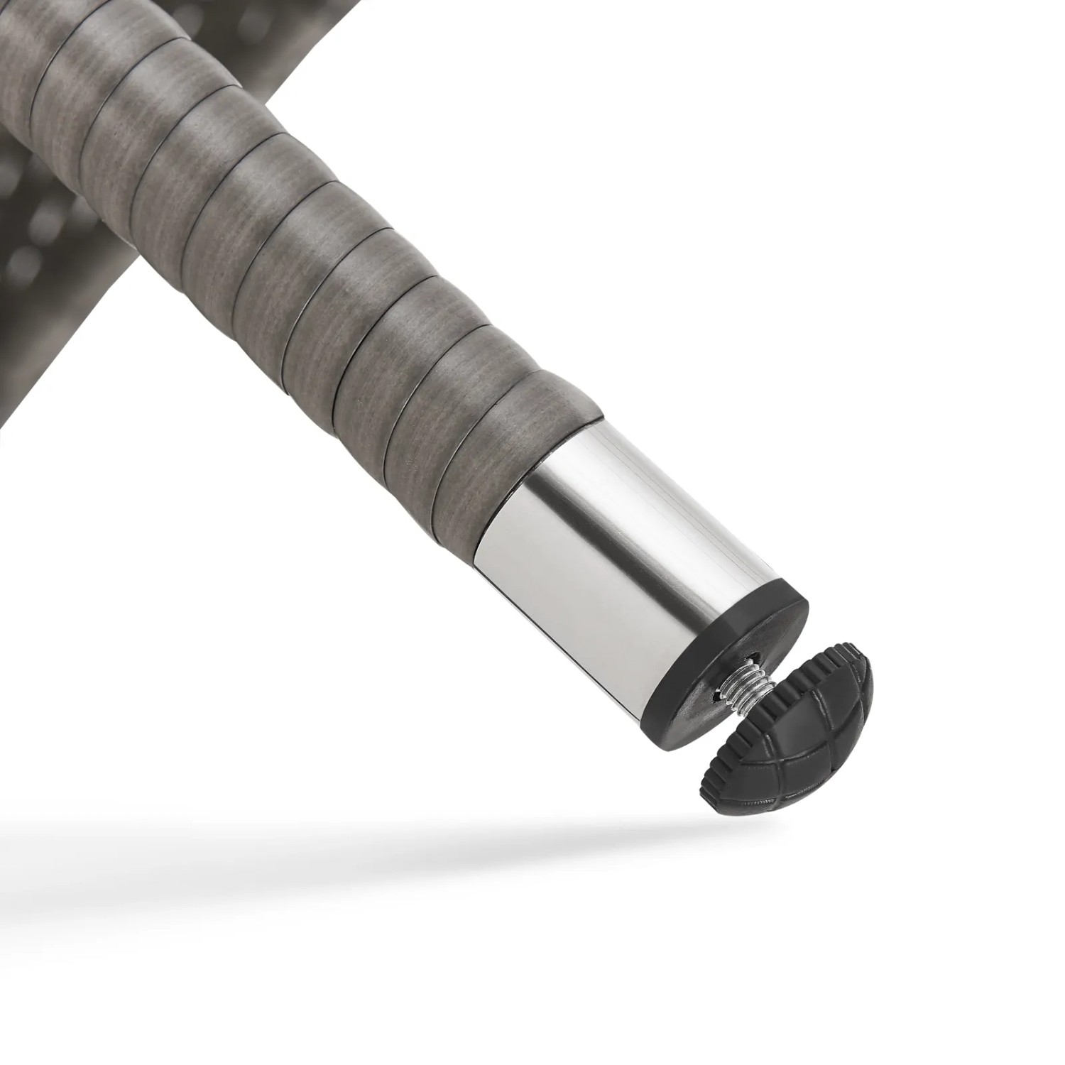 Detailaufnahme: Verstellbarer Fuß der grauen Svita Chicago Rattan Gartenbank.