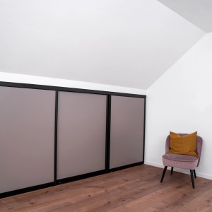 Kniestock-Schiebetüren in Taupe/Schwarz für Dachschrägen, flexibles Stauraum-System.