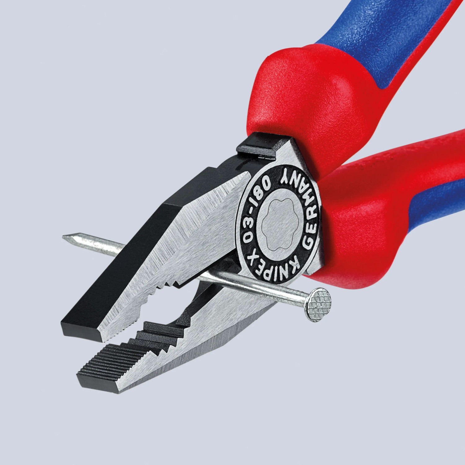 Knipex Kombizange, verchromt, 180mm, mit Mehrkomponenten-Hüllen und Nagel im Maul.