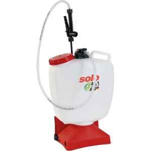 Solo 441 Akku-Rückenspritze Classic, 16 l, weißer Behälter mit rotem Deckel und rotem Standfuß.