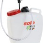 Solo 441 Akku-Rückenspritze Classic, 16 l, weißer Behälter mit rotem Deckel und rotem Standfuß.