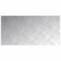 Silberne Aluminium Rautenscheibe mit rutschfestem Riffelblechmuster. Robuste Stufenmatte für Treppen.