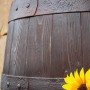 Detailaufnahme: Dunkelbraune Arves Regentonne Barrique 250 l in Holzfass-Optik mit Metallreifen.