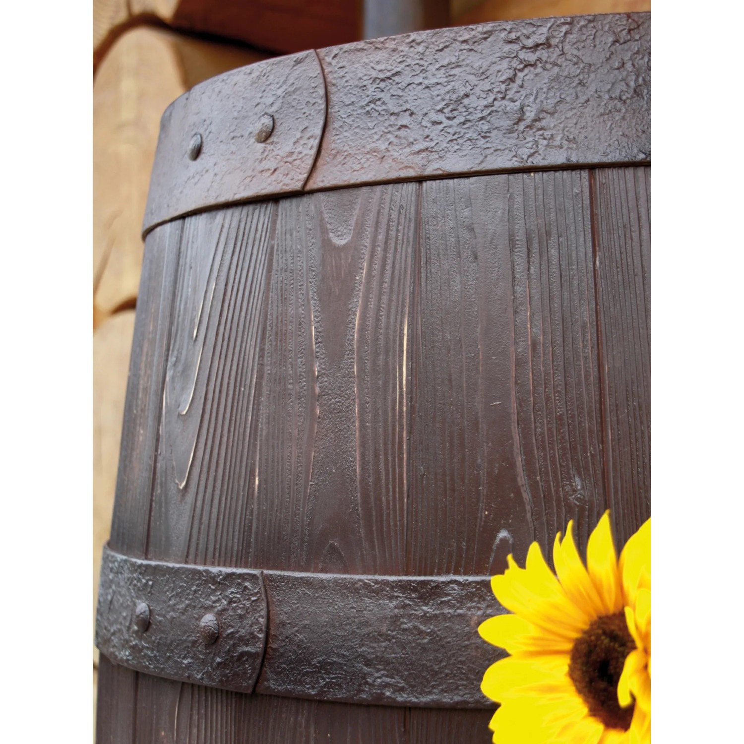 Detailaufnahme: Dunkelbraune Arves Regentonne Barrique 250 l in Holzfass-Optik mit Metallreifen.
