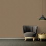 Wohnraum mit brauner, leicht strukturierter Vliestapete Uni Matt FSC® an der Wand.