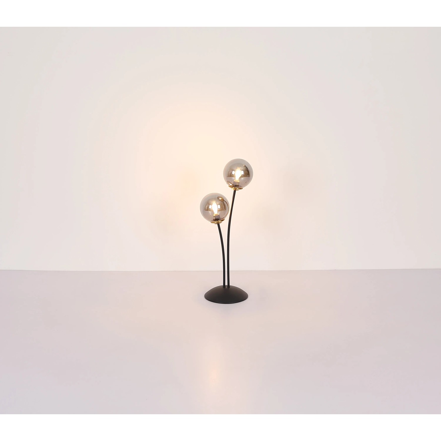 Globo Design-Tischlampe Jorge, schwarz-matt mit rauchfarbenen Glaskugeln.