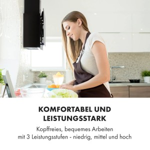 Frau kocht unter Klarstein Amelia Dunstabzugshaube in Schwarz. Wandhaube mit LED-Beleuchtung.