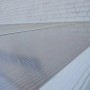 Detailaufnahme der Home Deluxe Terrassenüberdachung Solis aus Alu mit Hohlkammerplatten in Weiß.