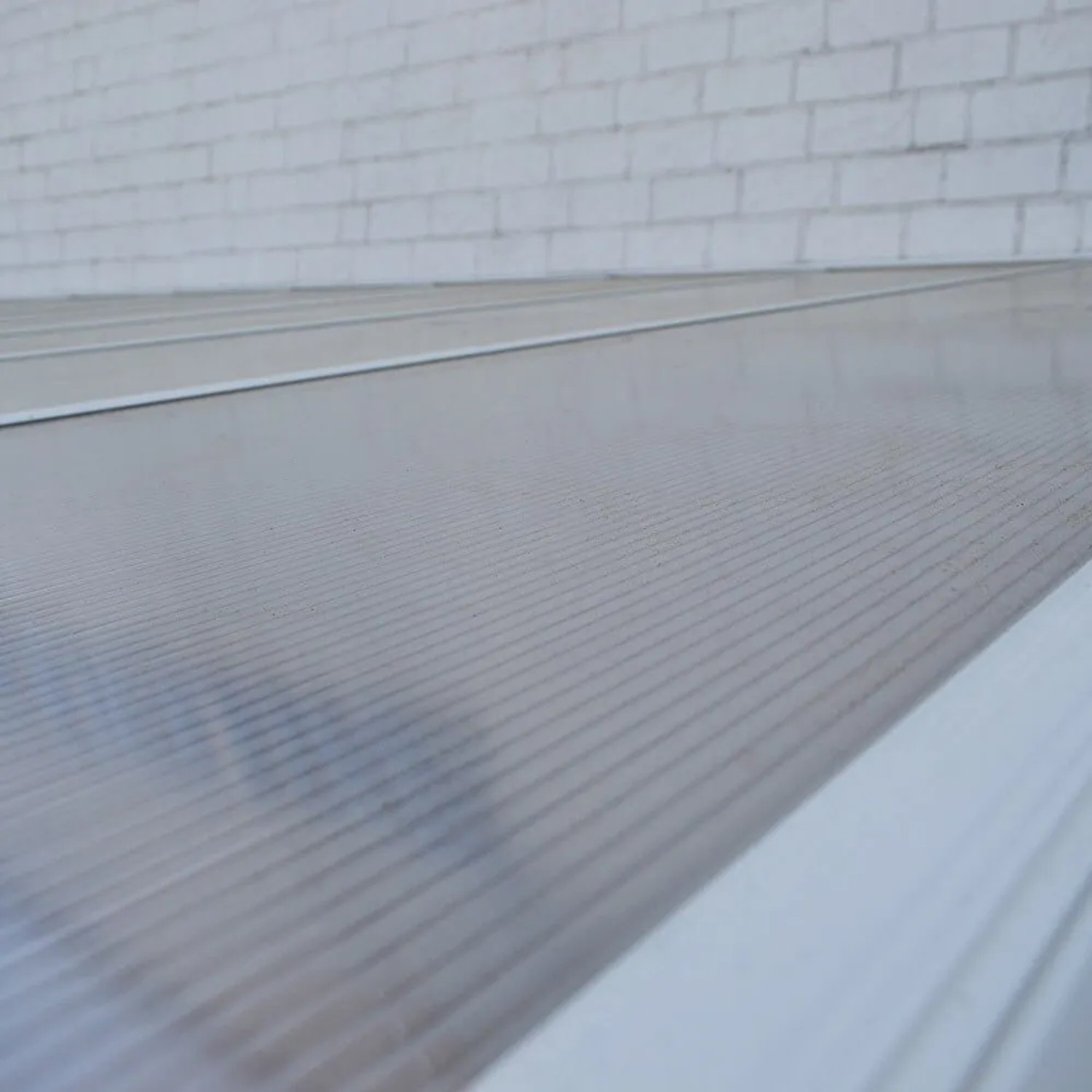 Detailaufnahme der Home Deluxe Terrassenüberdachung Solis aus Alu mit Hohlkammerplatten in Weiß.