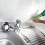 Wolfcraft Kartuschenpresse MG 300 in Anwendung an einer Spüle, Werkzeug für Silikon und Acryl.