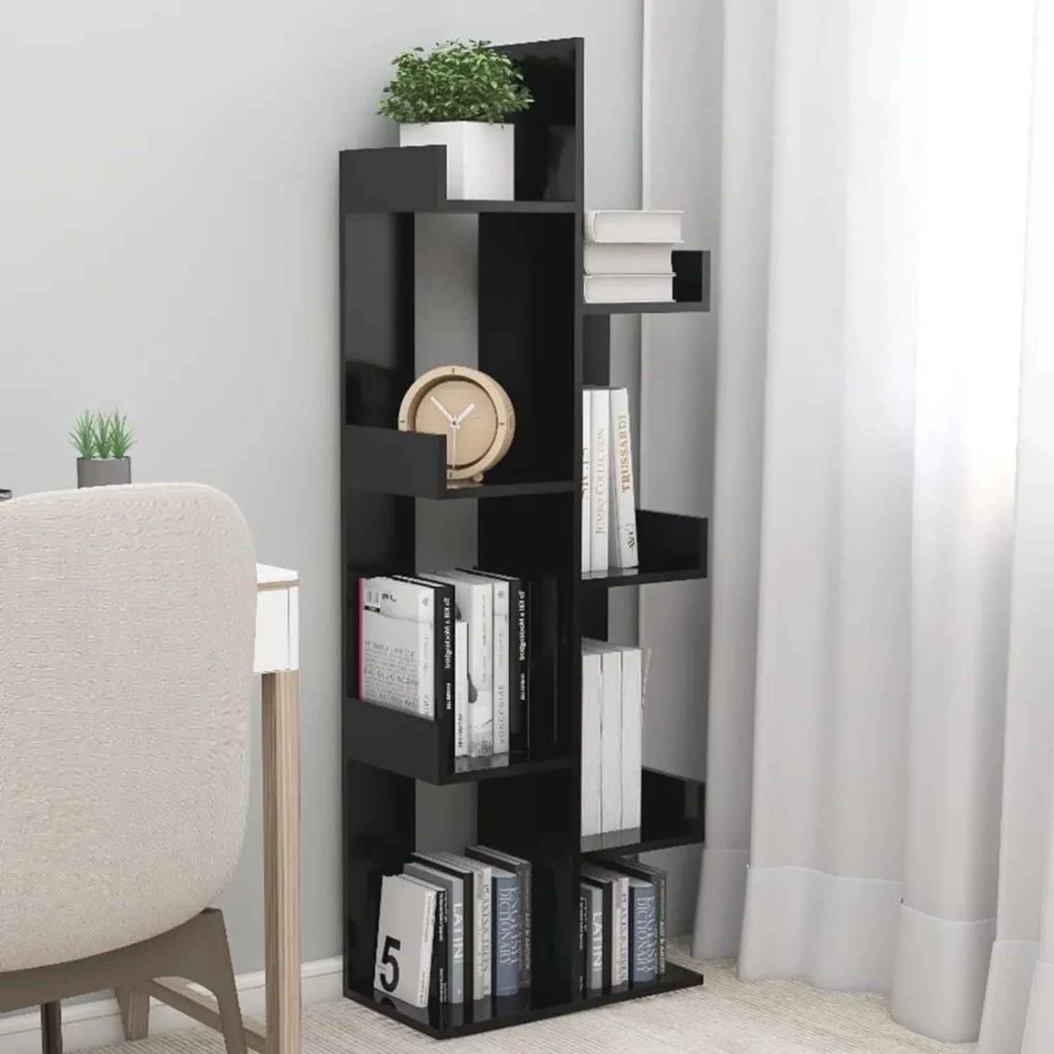 Schwarzes VidaXL Bücherregal (48x25,5x140 cm) aus Holzwerkstoff mit Büchern und Deko.