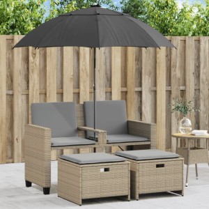 Beiges 2-Sitzer Gartensofa mit Sonnenschirm und Hockern aus Polyrattan.