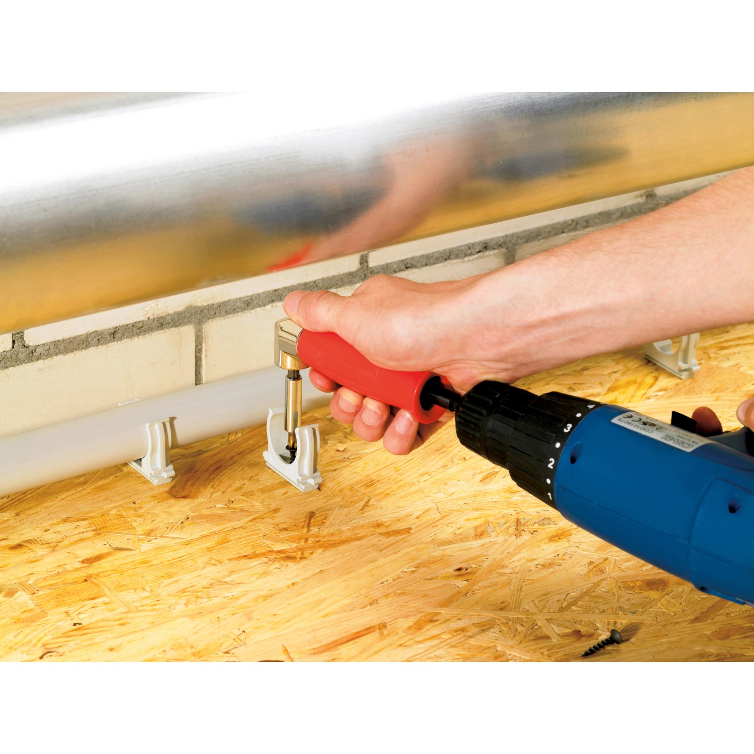 LUX Winkelschraubervorsatz im Einsatz an schwer zugänglicher Stelle.