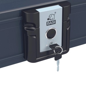 Detailaufnahme: Basi Dokumentenbox DB 210S, feuer- und wasserfest, mit Schlüssel im Schloss.
