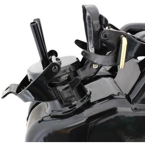 Schwarzer BW Adapter für Metall-Kraftstoffkanister mit Rohr zum Anschluss einer Leitung.