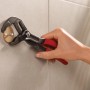 Montage des Tesa Handtuchhakens Moon Schwarz Matt mit einer Zange an der Wand.
