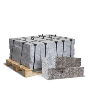 Galamio Granit Randsteine, gesägt und gebrochen, auf Palette. Pflastersteine für Garten und Wege.